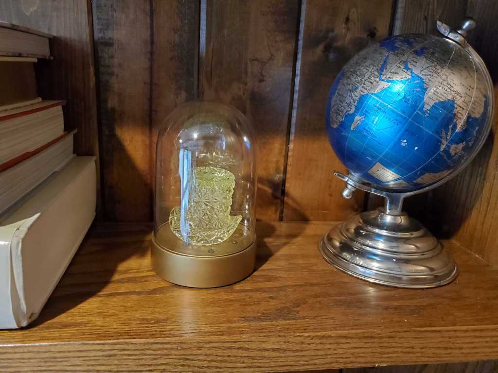 A small uranium glass hat in a dome.