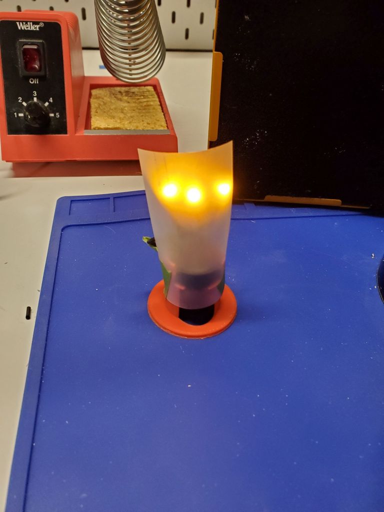 3 orange leds with a difussion screen.